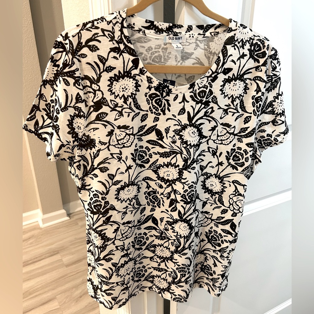 Old Navy black & white graphic print, short sleeve t-shirt.